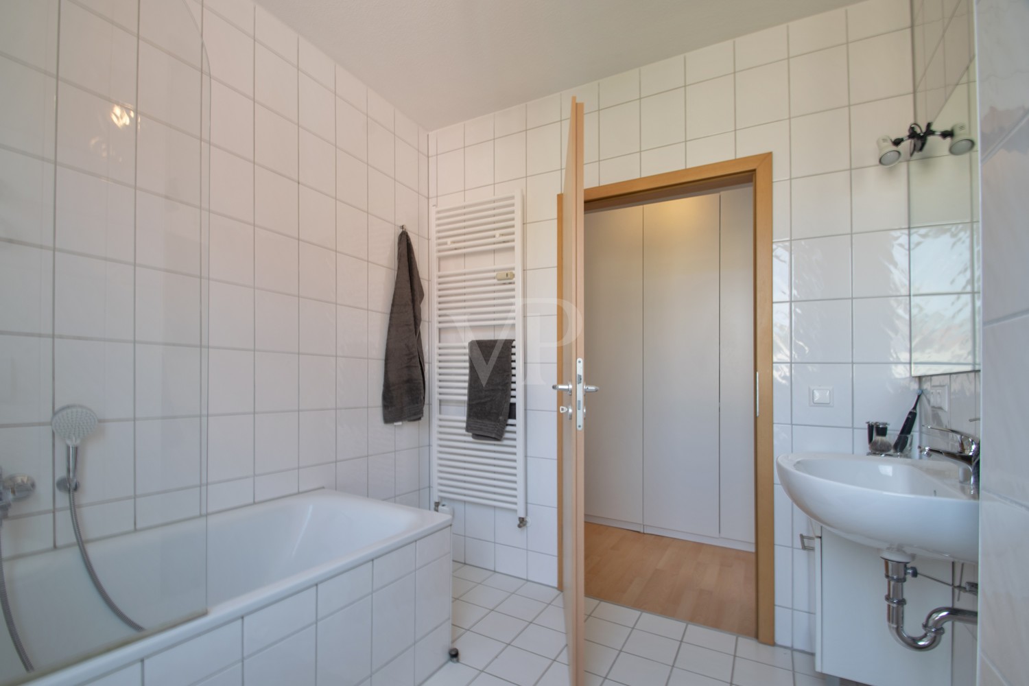 Tageslichtbadezimmer mit Duschbadewanne und Handtuchheizkörper