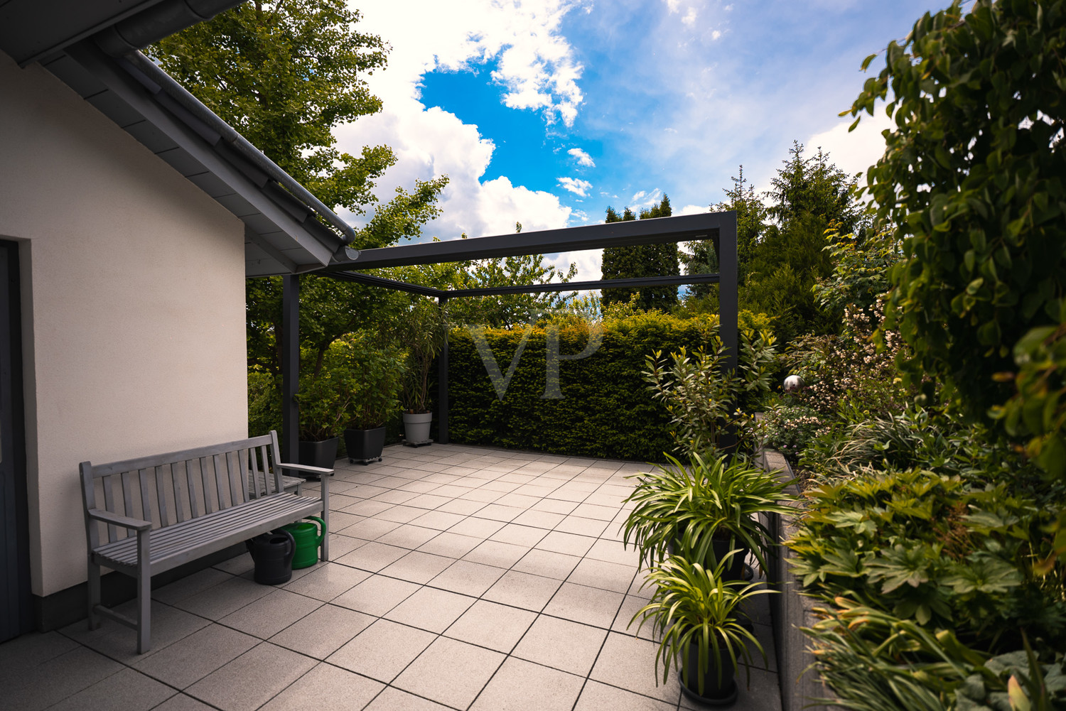Terrasse mit Beschattungsanlage