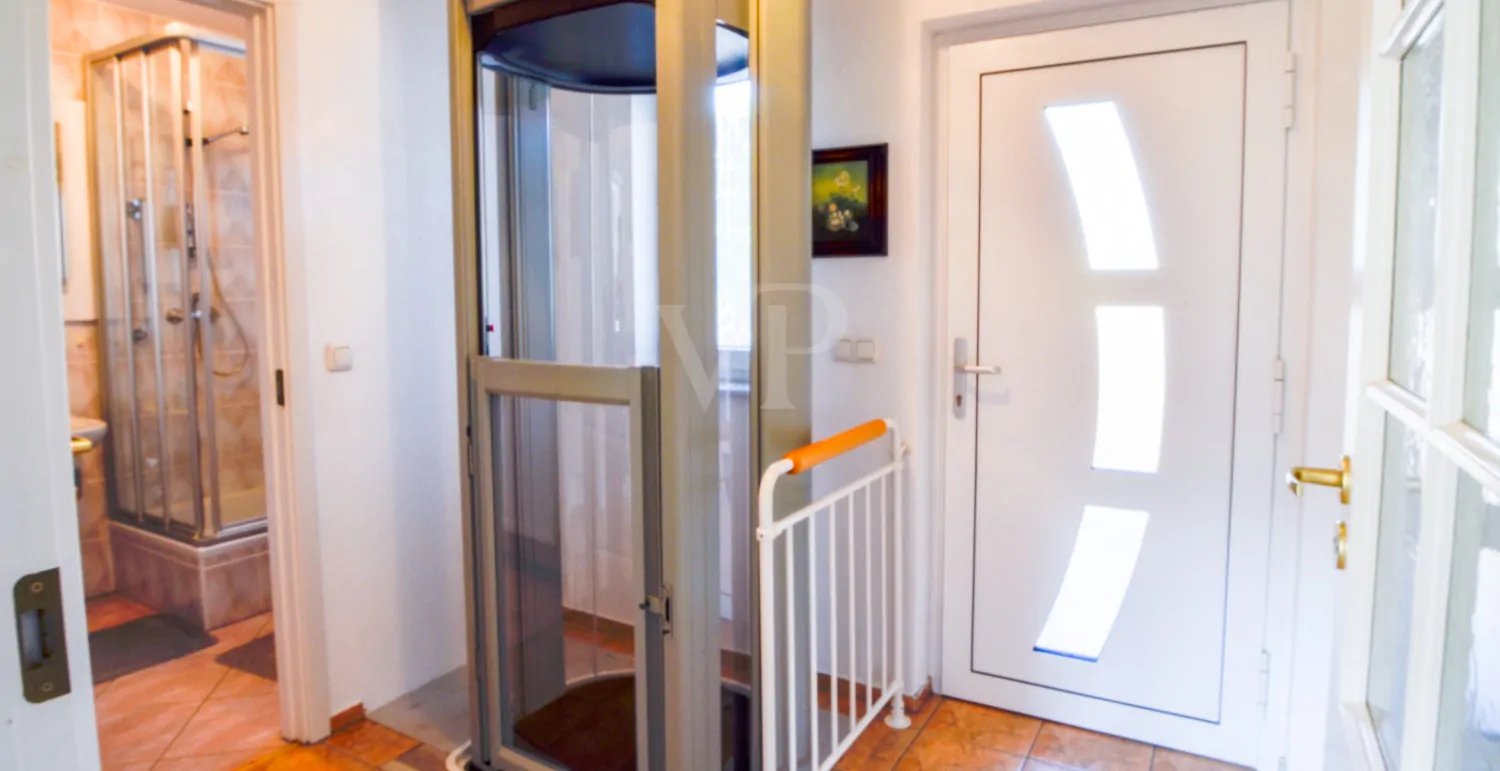 Flur mit Aufzug FW 2