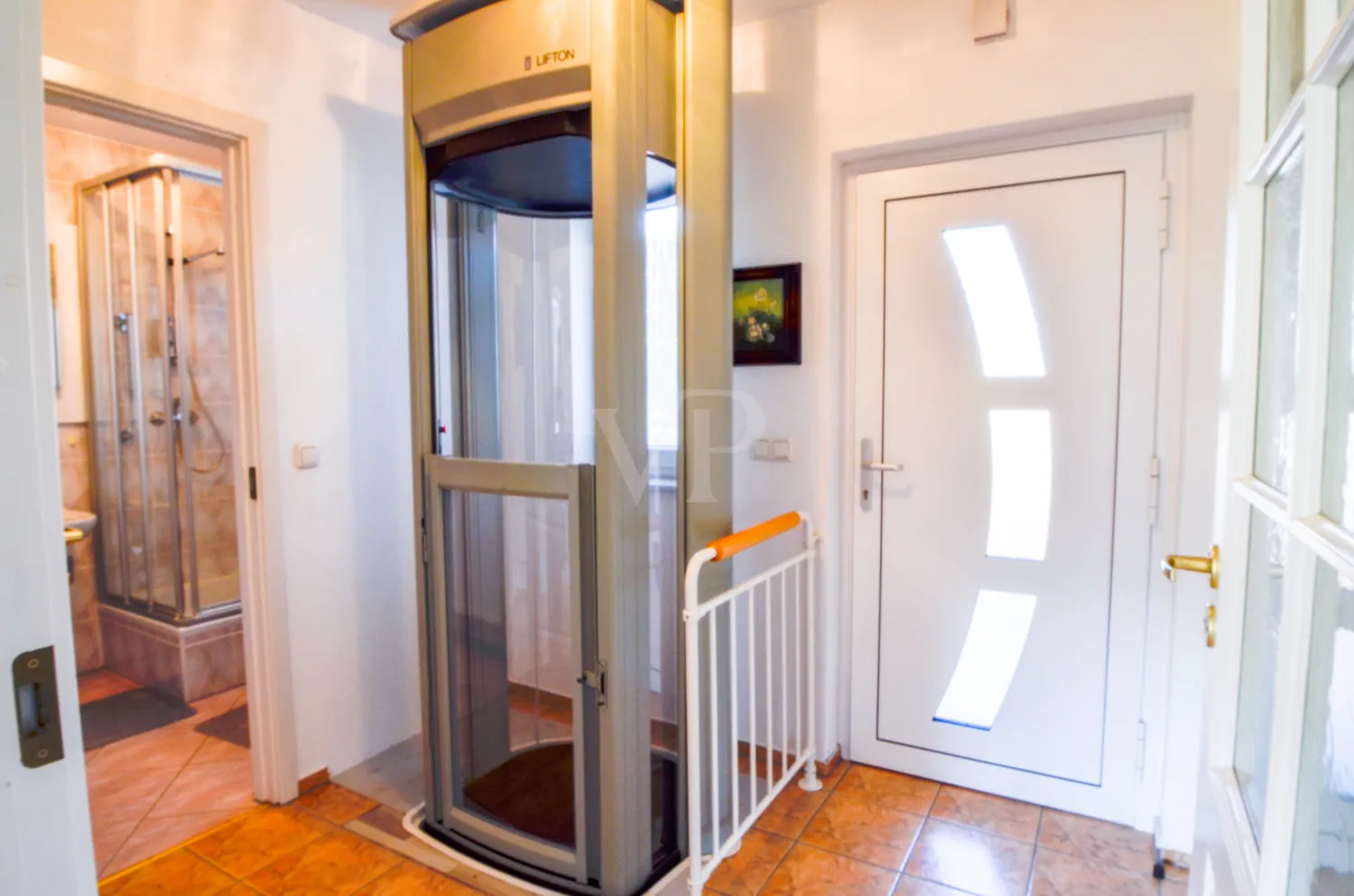 Flur mit Aufzug FW 2
