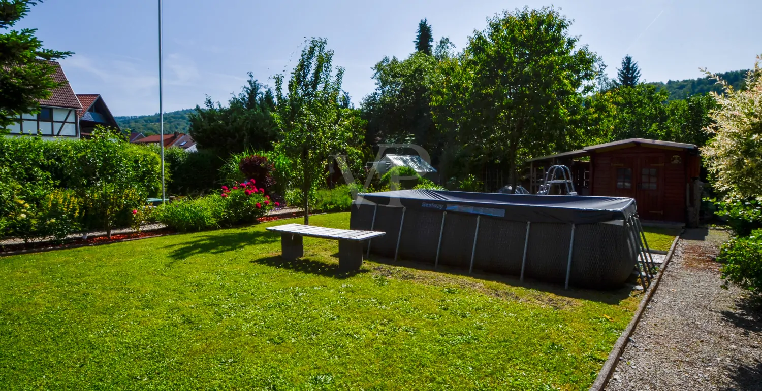Garten mit Pool