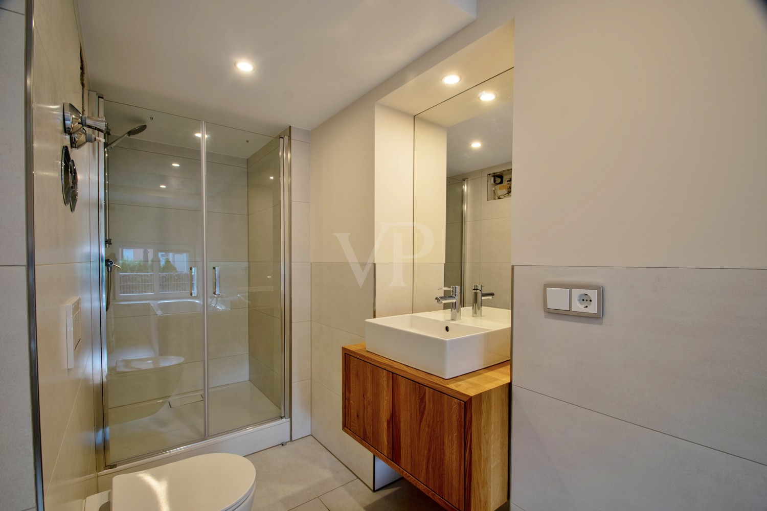 Tageslichtbadezimmer mit Badewanne und Dusche