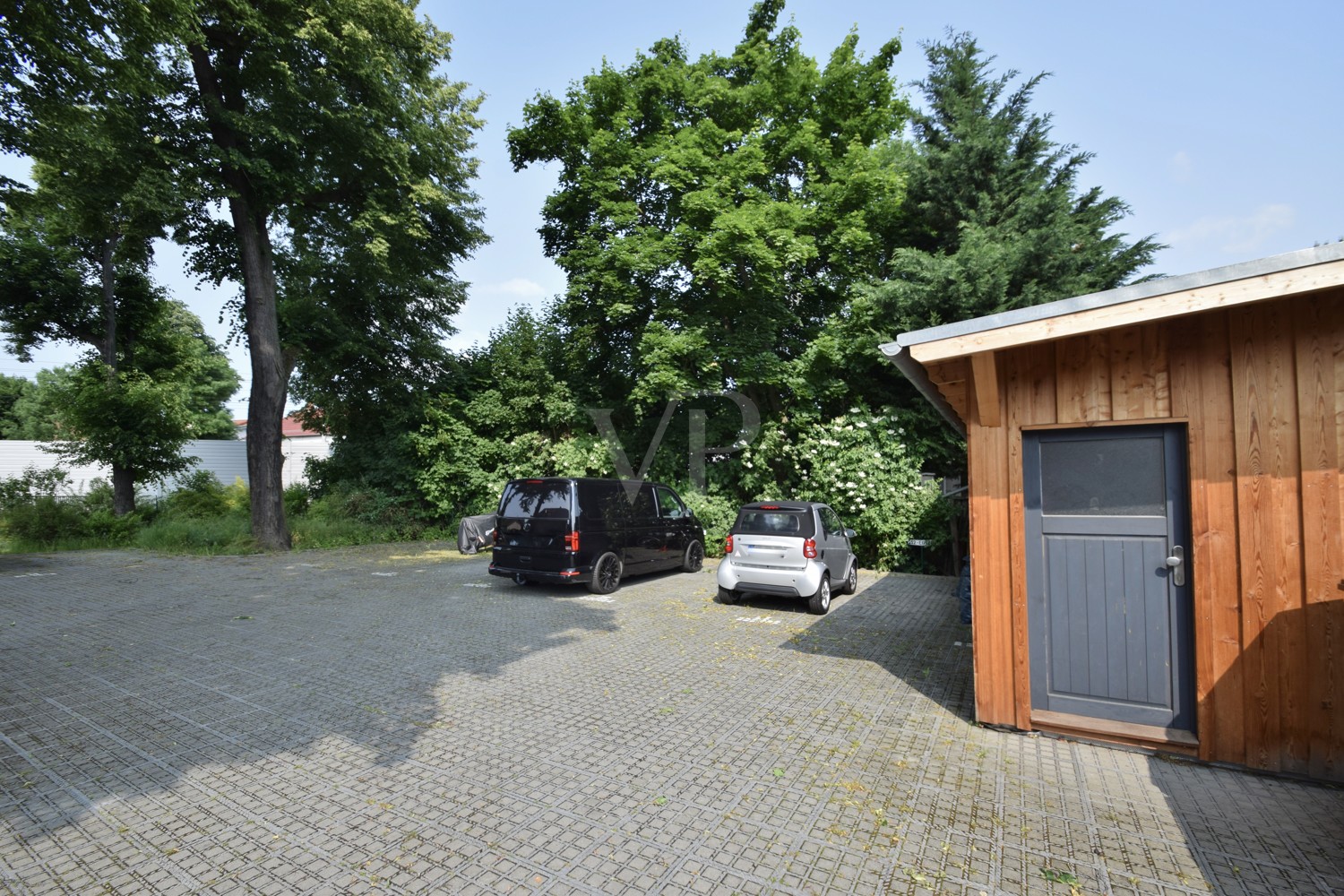 Stellplatz am Haus mit Zugang zum Schuppen