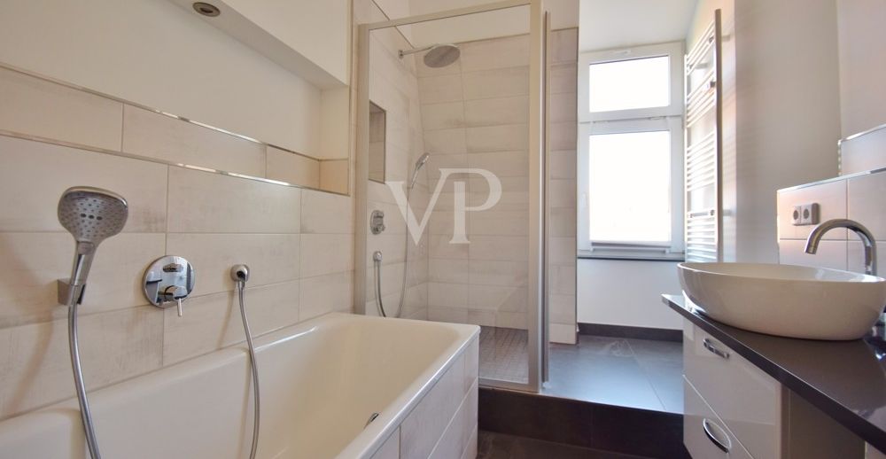Tageslichtbadezimmer mit Badewanne und Dusche