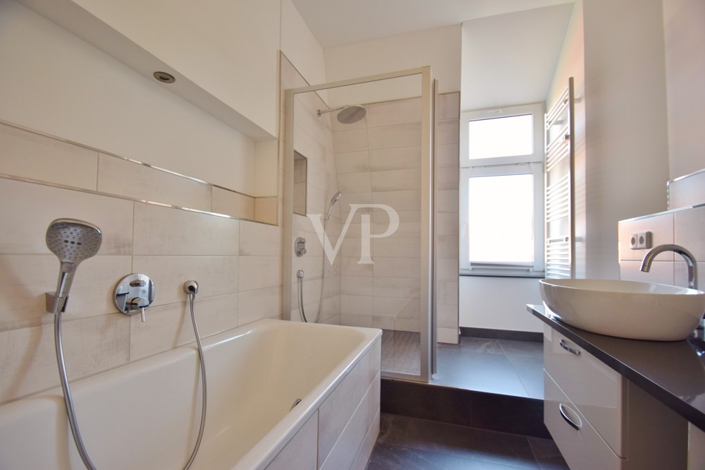 Tageslichtbadezimmer mit Badewanne und Dusche