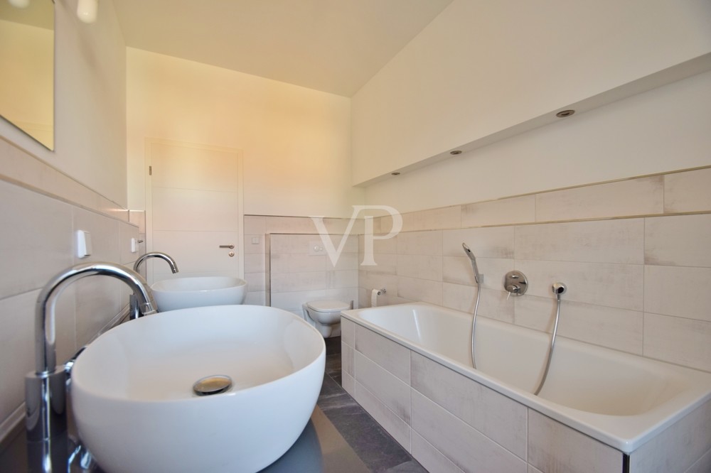ageslichtbadezimmer mit Badewanne und Dusche