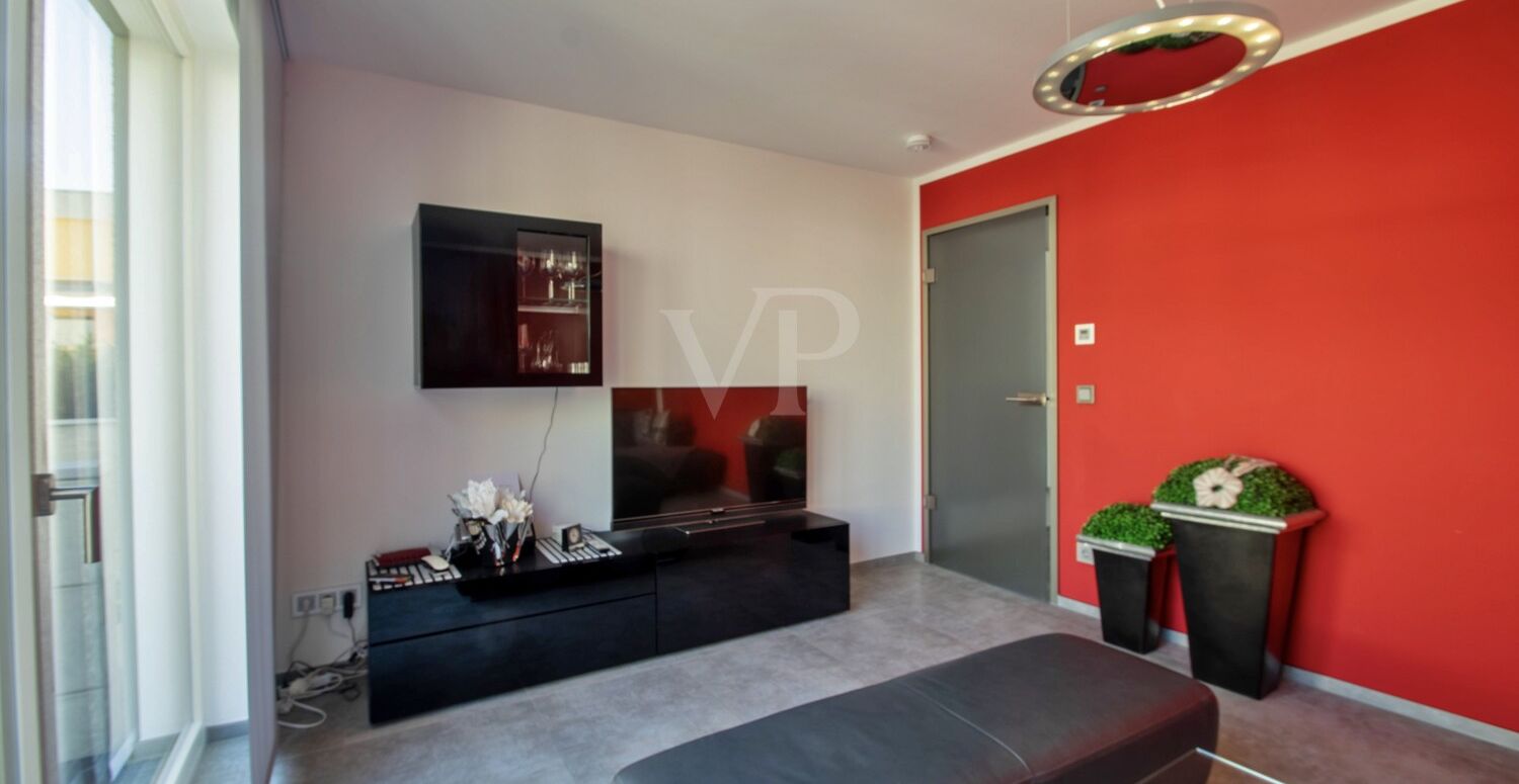 Wohnzimmer mit Balkon