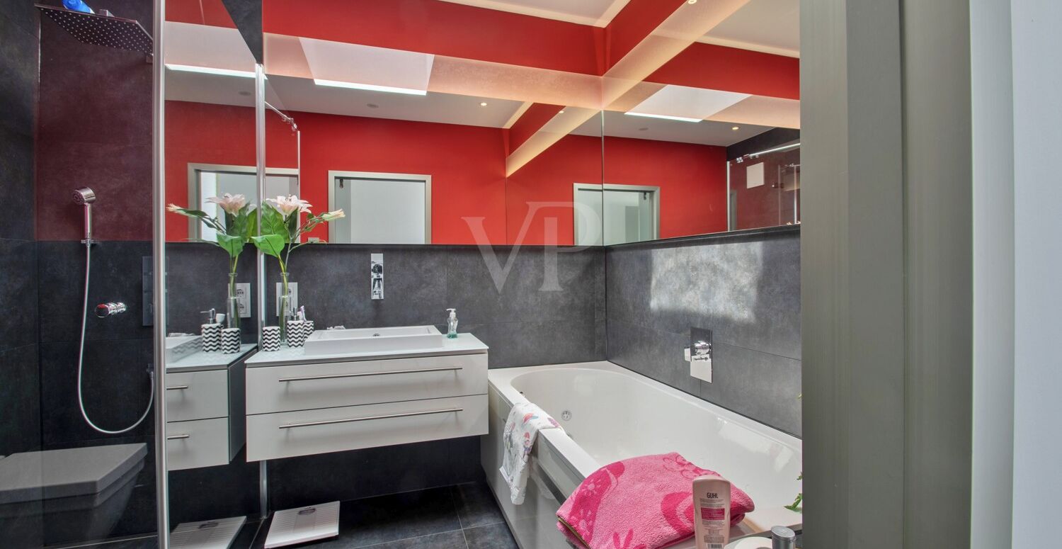Tageslichtbadezimmer mit Whirlpool-Badewanne und Dusche