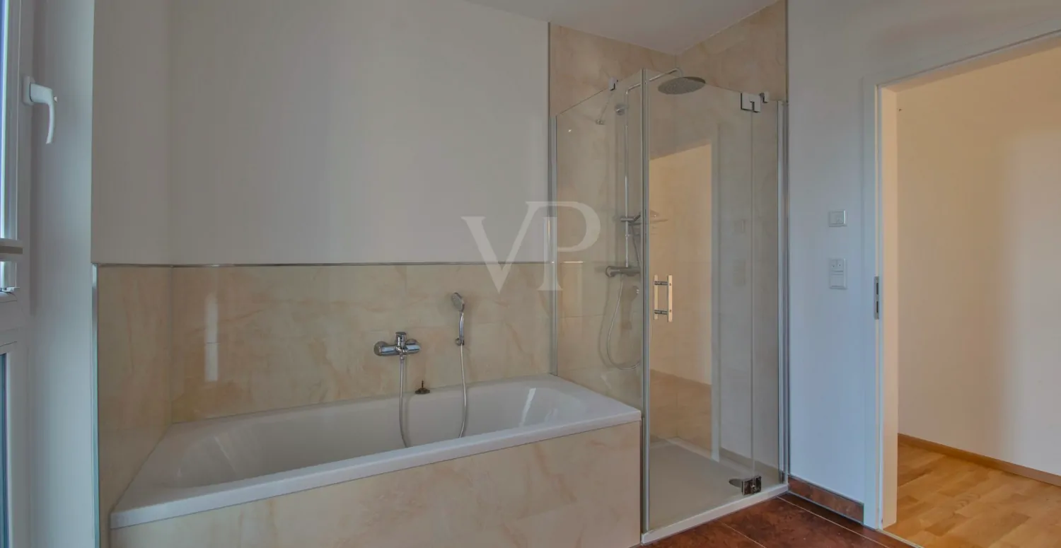 Tageslichtbadezimmer mit Badewanne und Dusche