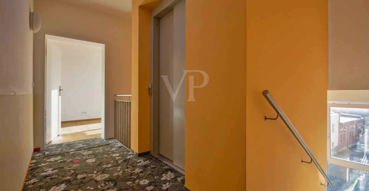 Treppenhaus mit Fahrstuhl