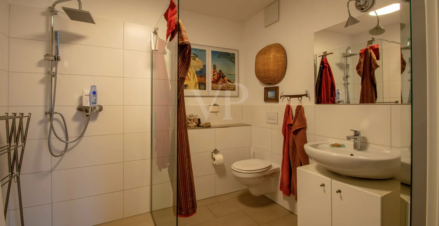 Badezimmer mit ebenerdiger Dusche