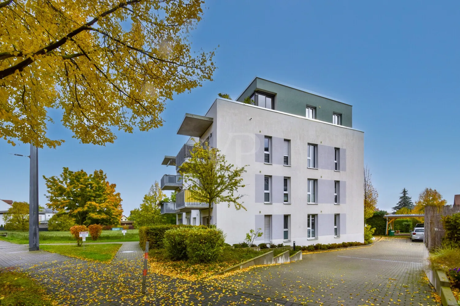 Außenansicht mit Zufahrt