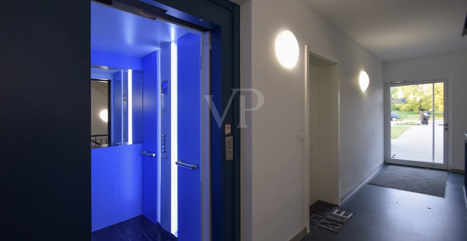 Hauseingang mit Fahrstuhl