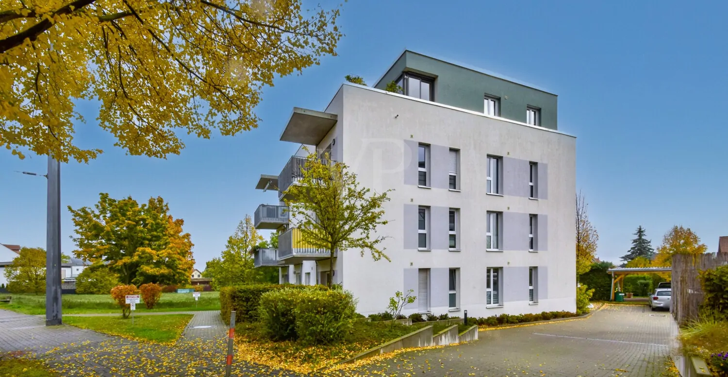 Außenansicht mit Zufahrt