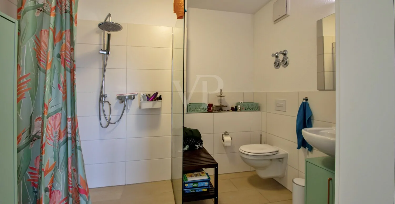Badezimmer mit bodengleicher Dusche