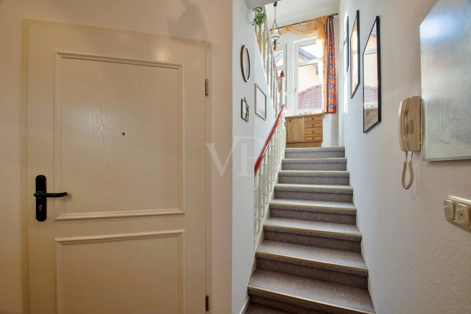 Wohnungseingangstür und Treppenaufgang