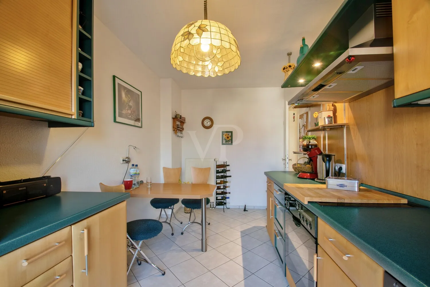 Küche mit Einbauküche und Zugang zum Balkon