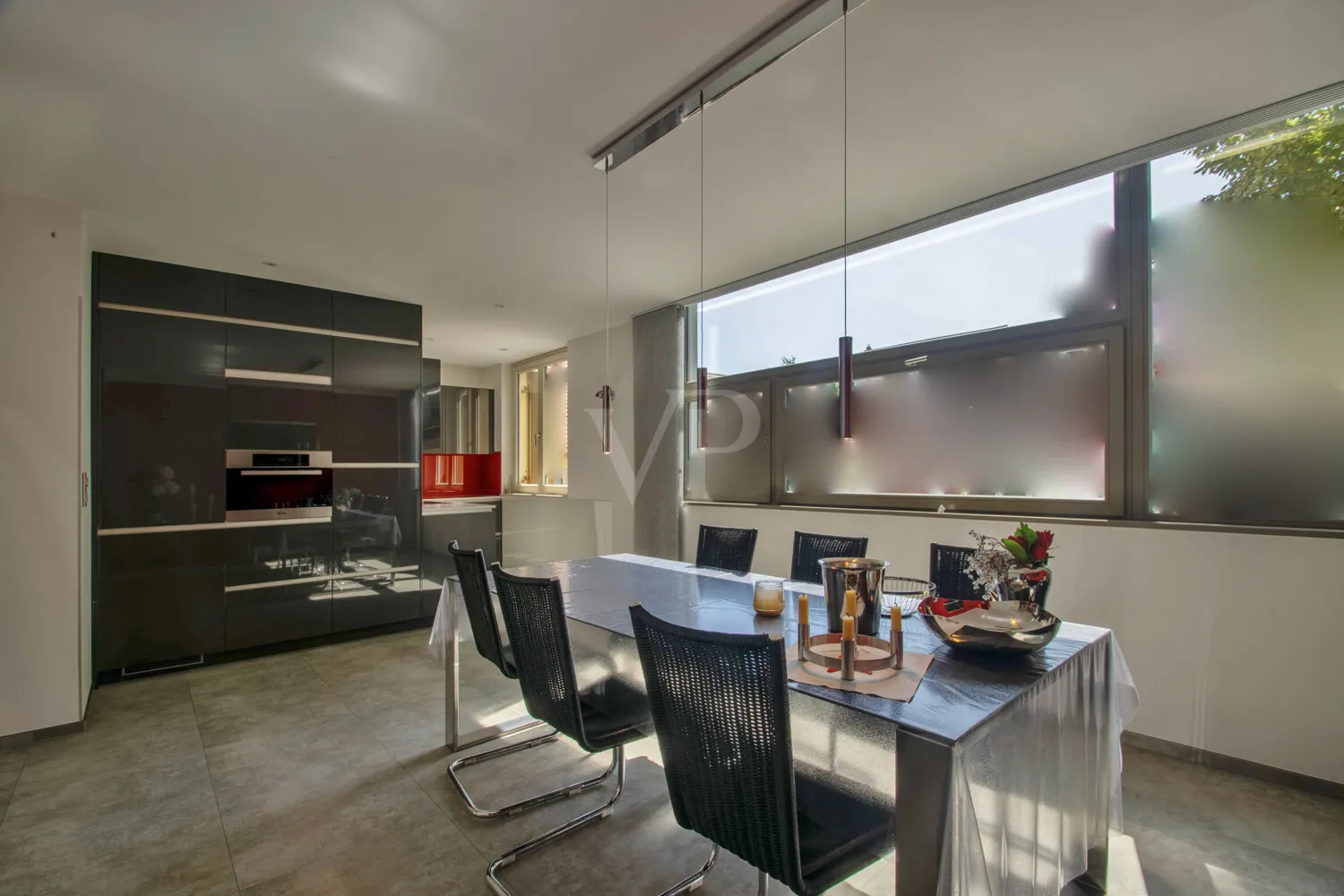 Esszimmer mit Einbauküche