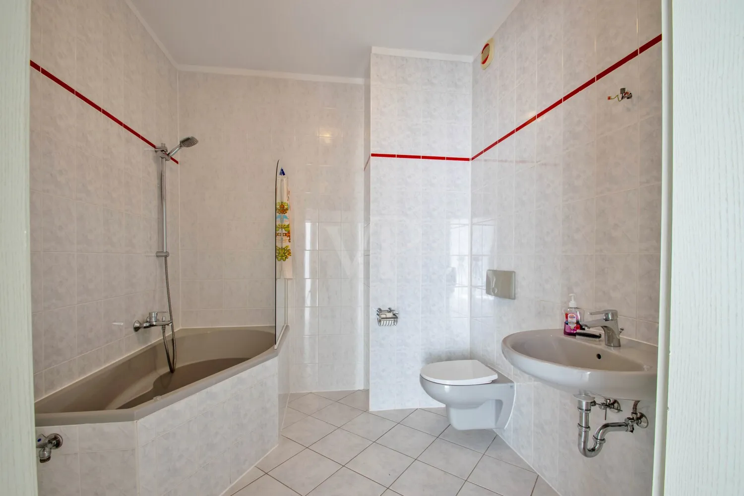 Badezimmer mit Badewanne