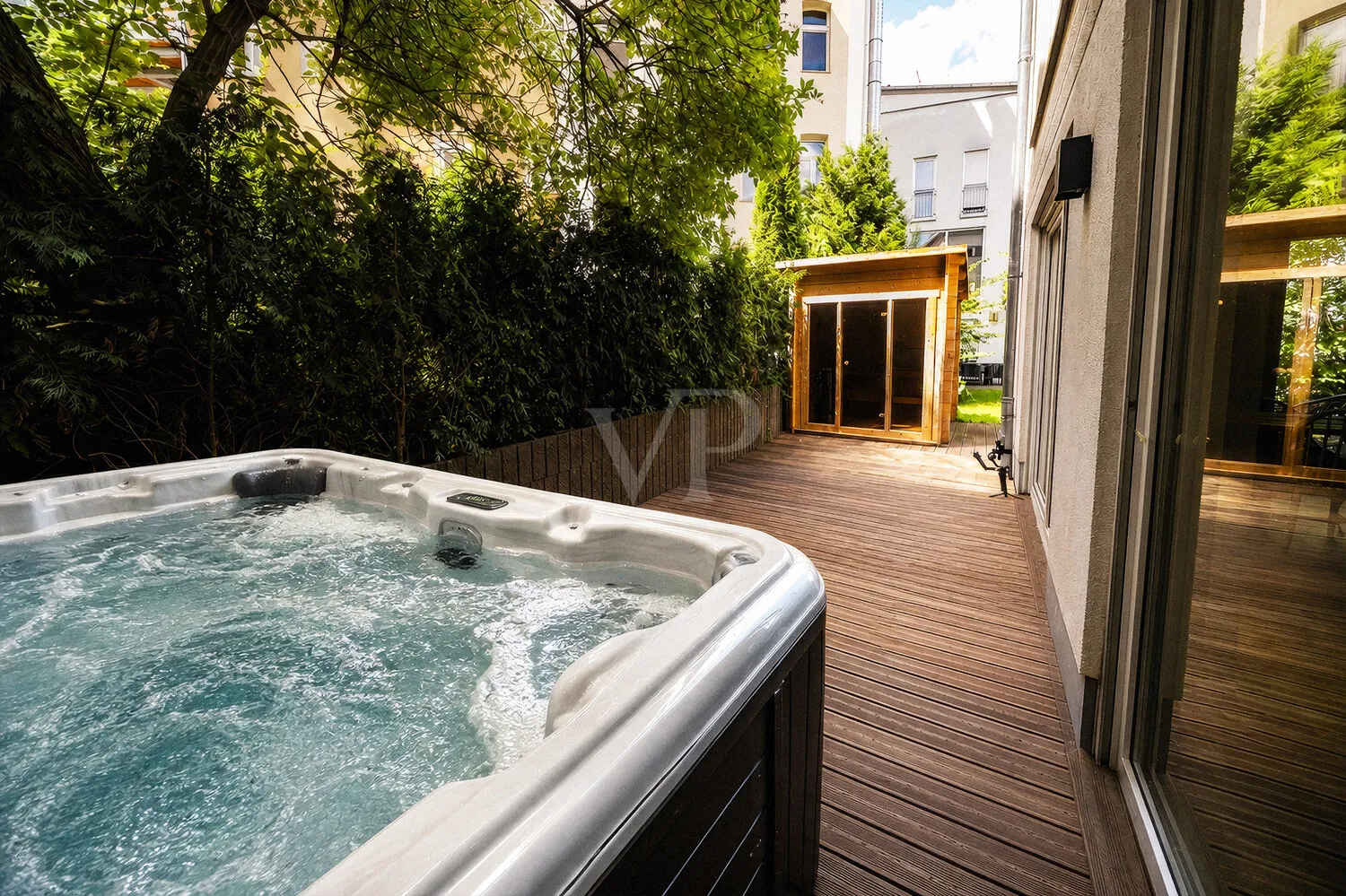 Terrasse mit Whirlpool und Sauna