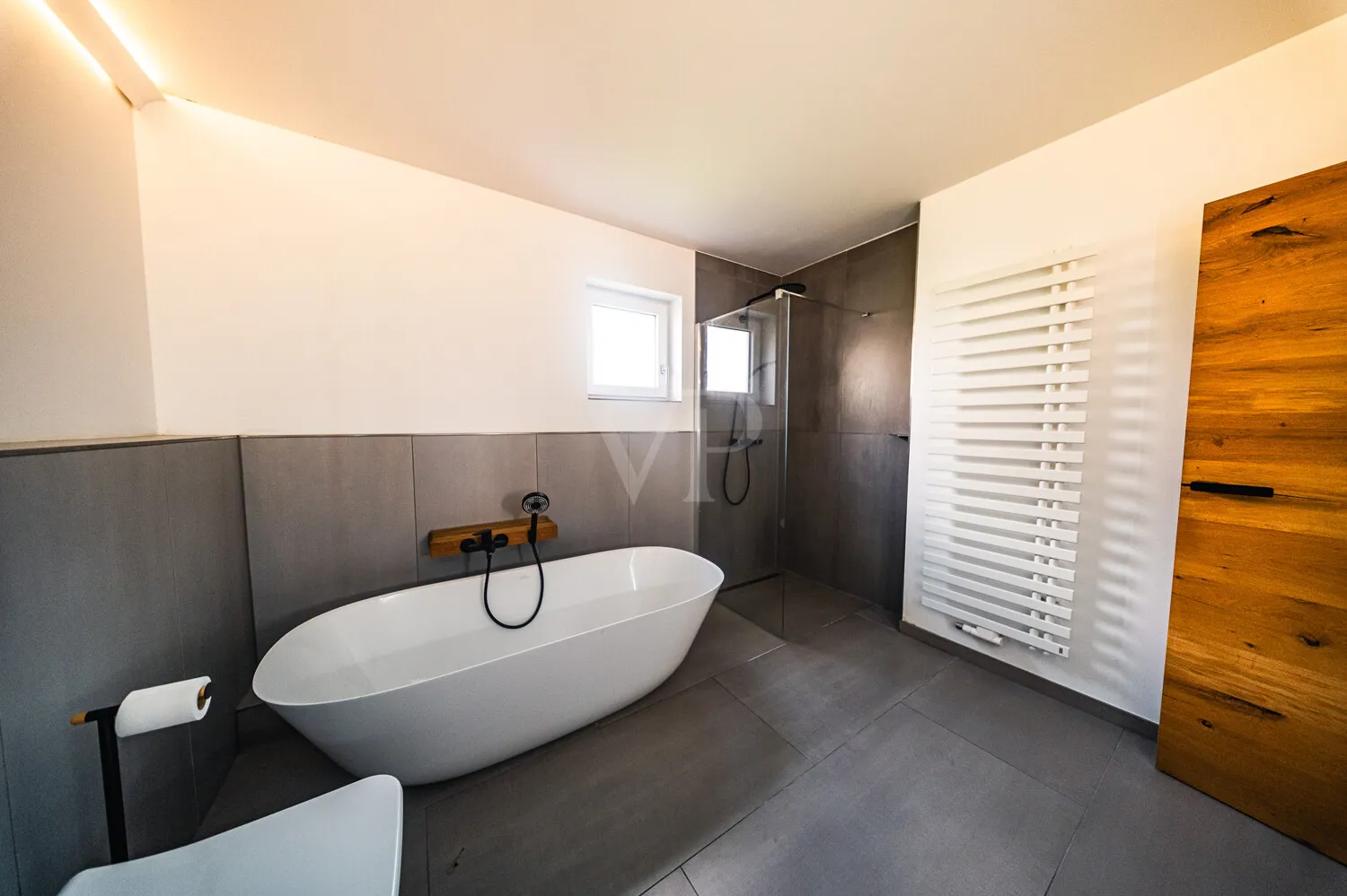Badezimmer mit Badewanne und Dusche