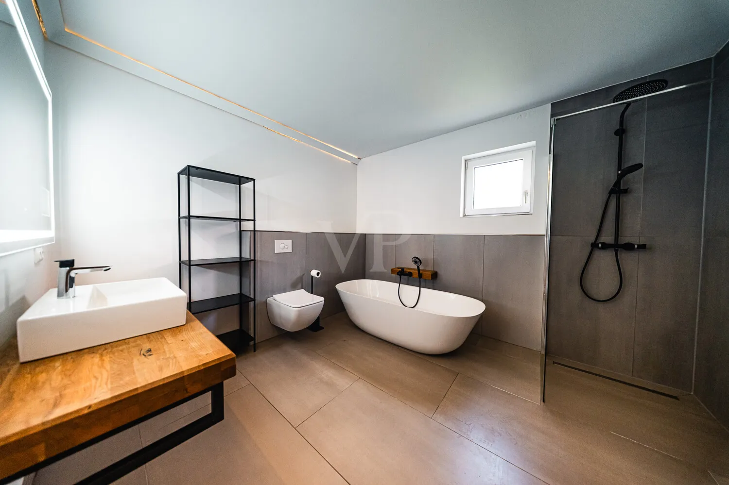 Badezimmer mit freistehender Badewanne und Dusche