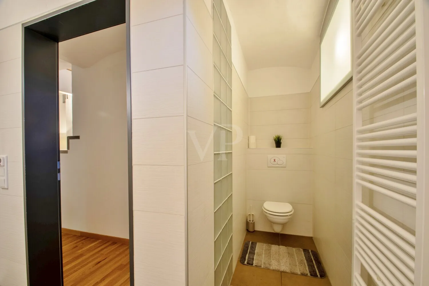 Badezimmer mit Badewanne im Souterrain