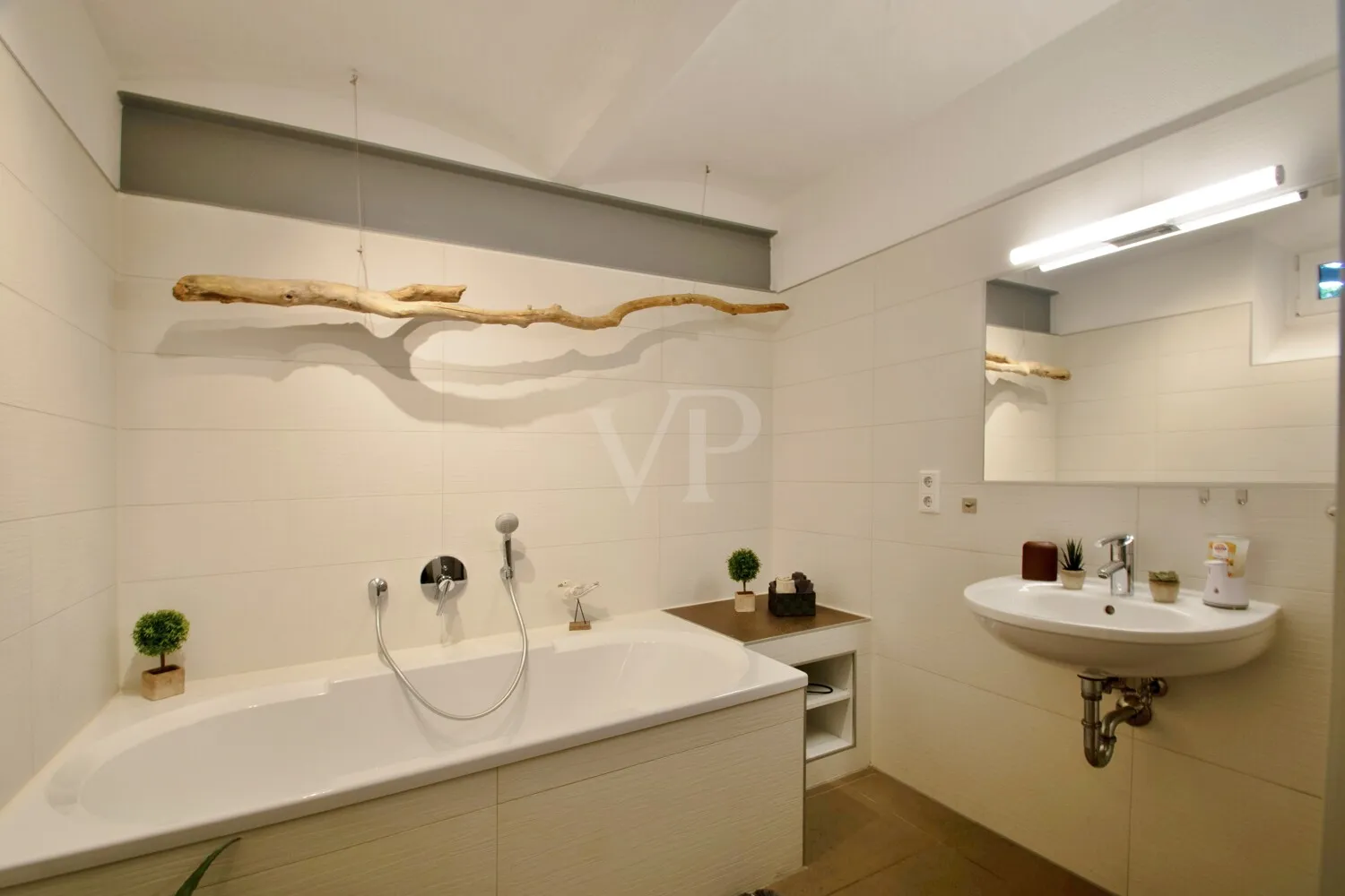 Badezimmer mit Badewanne im Souterrain