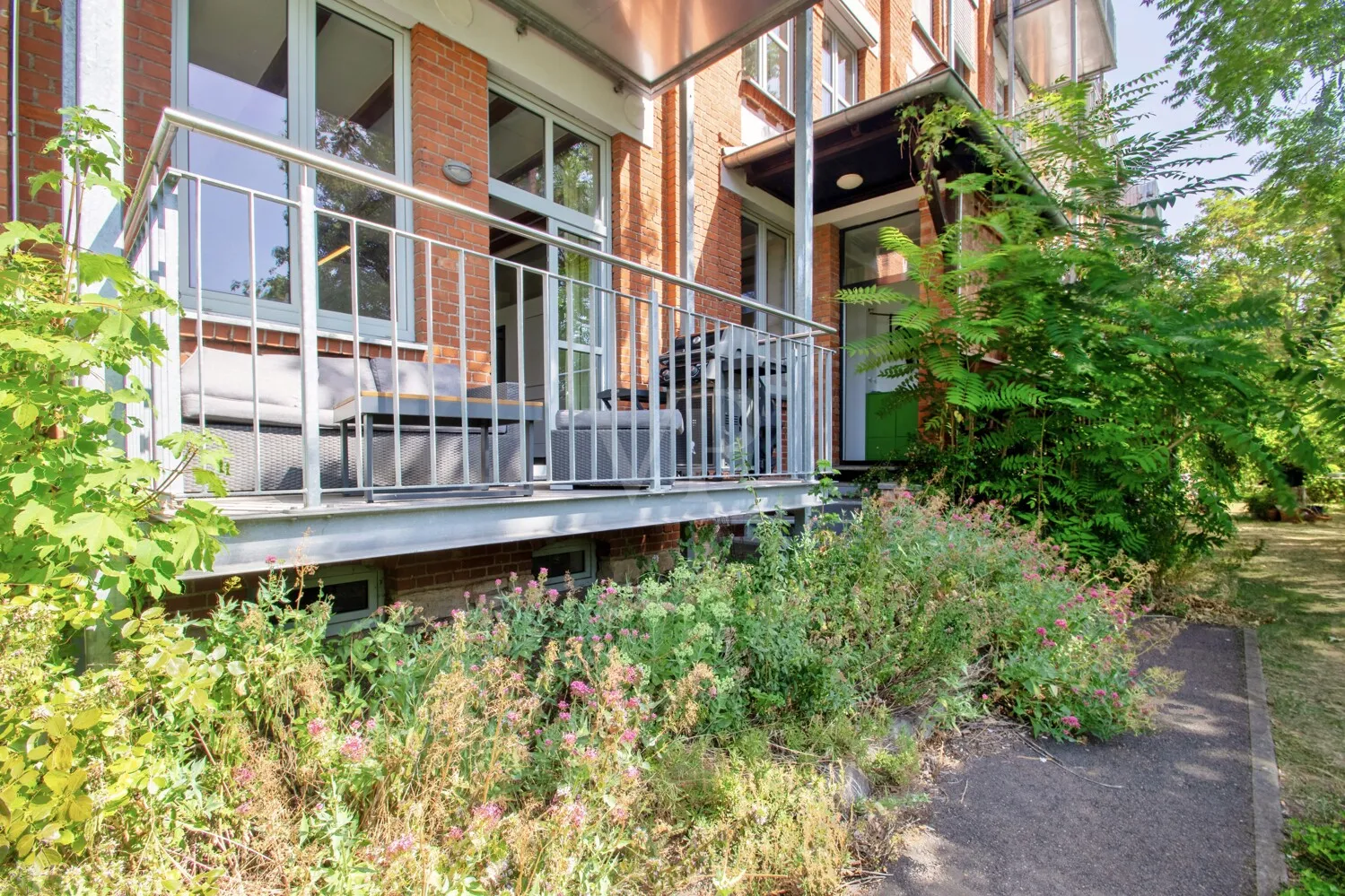Balkon mit separatem Hauseingang