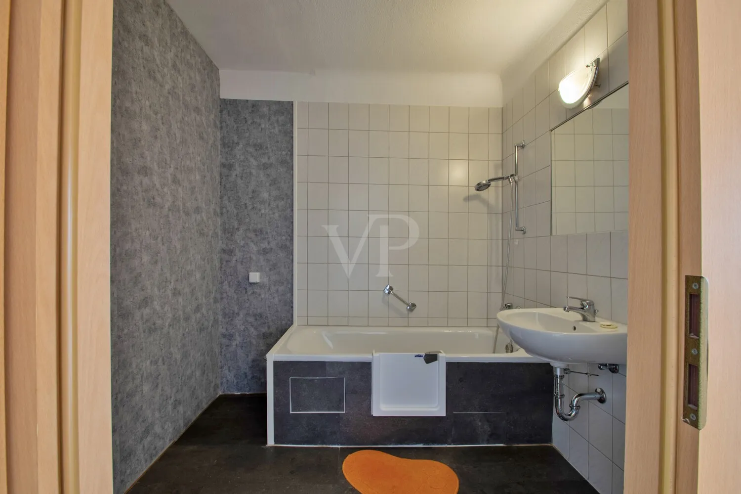 Innenliegendes Badezimmer mit Badewanne