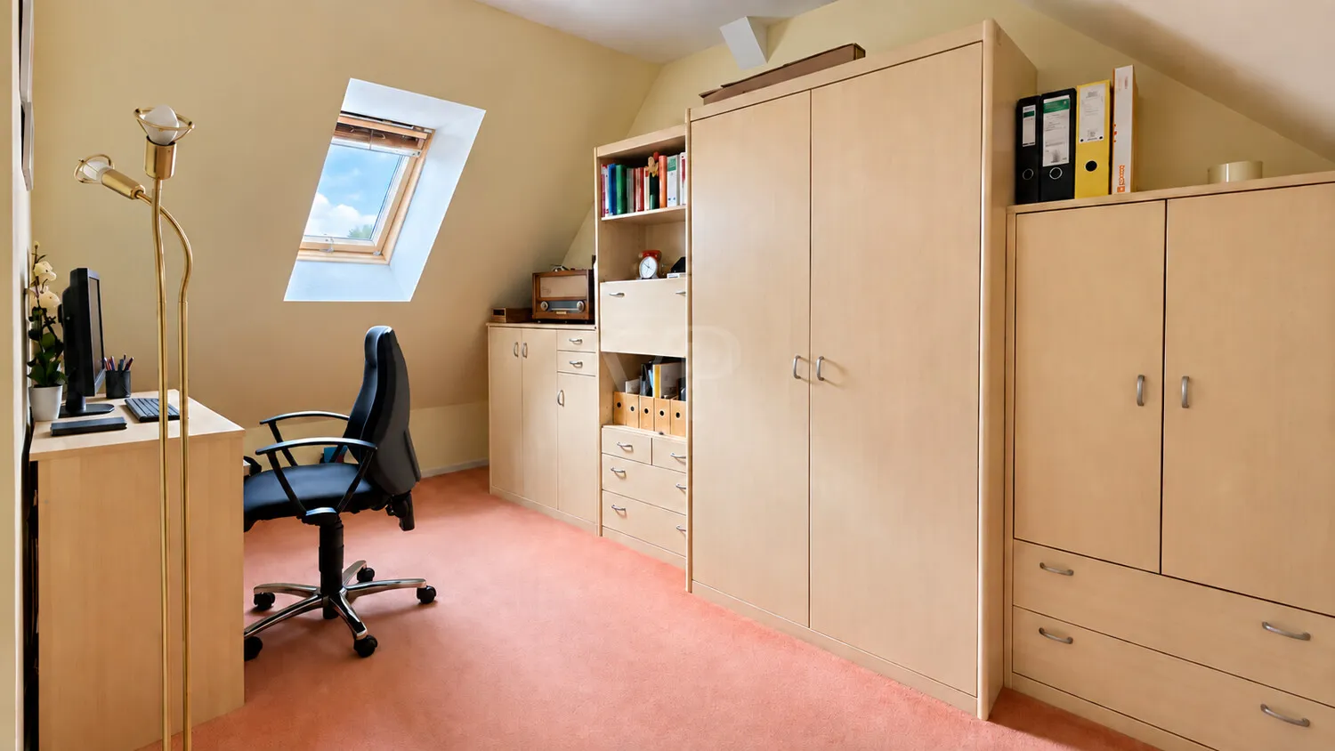 Arbeitszimmer mit Dachfenster