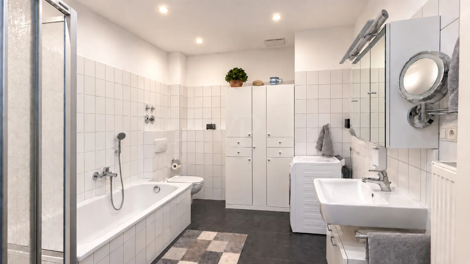 Badezimmer mit Waschtisch und Dusche