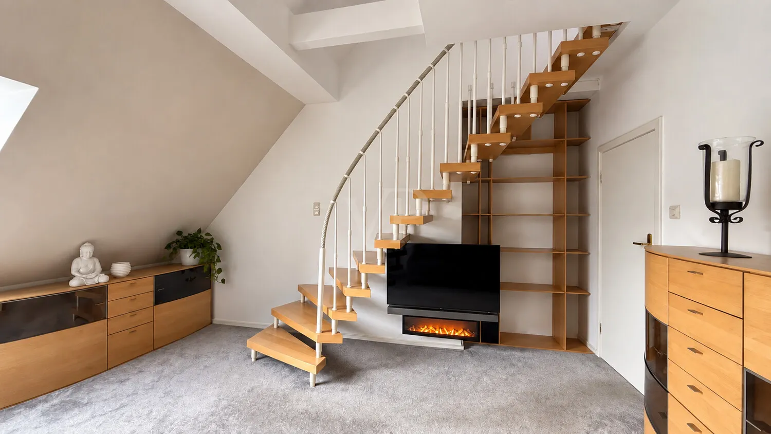 Wohnbereich mit Treppe zur Galerie