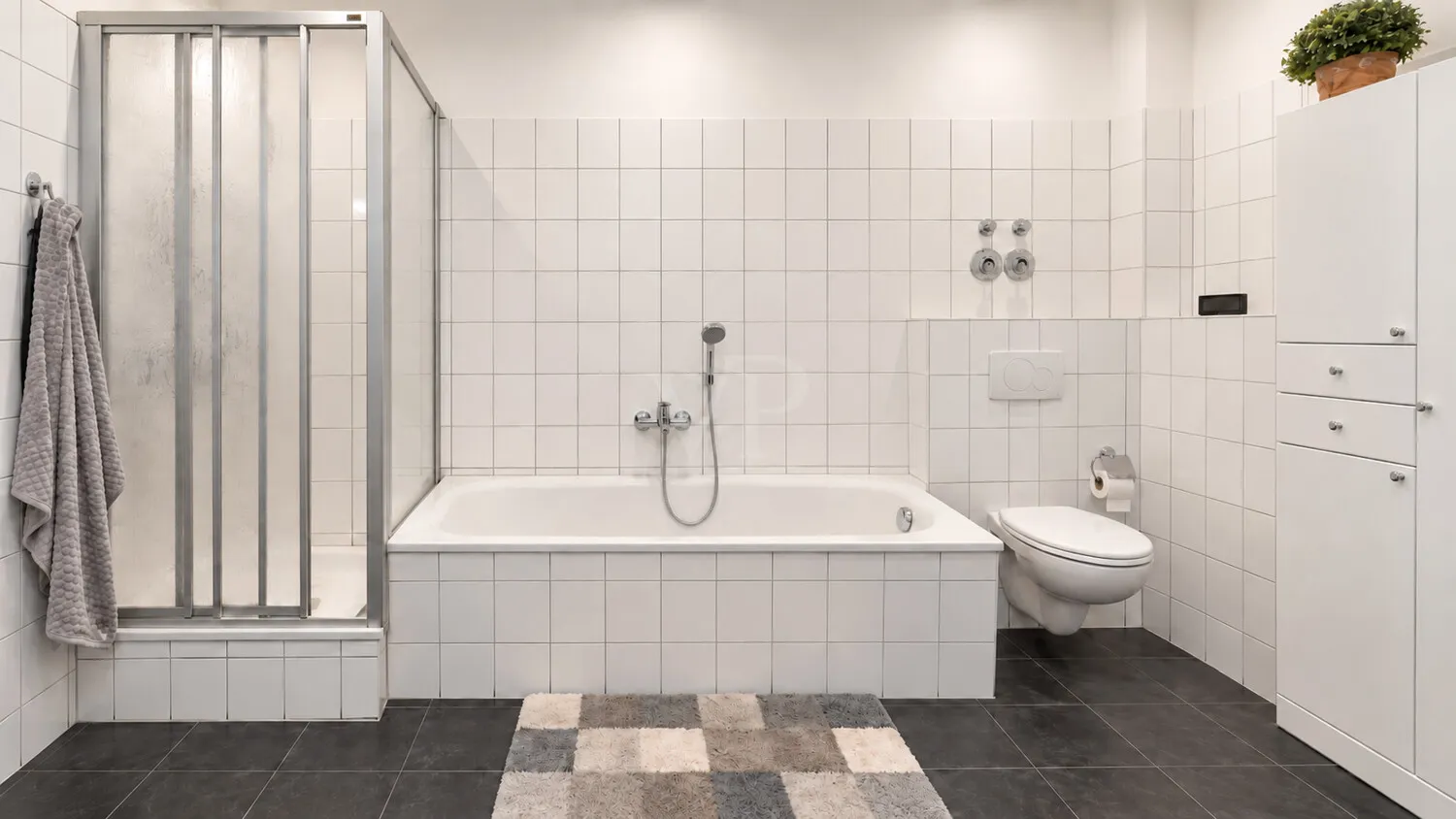 Badezimmer mit Badewanne und Dusche