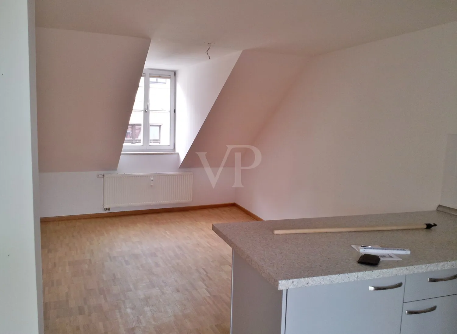 Blick aus der Küche in den Wohnbereich