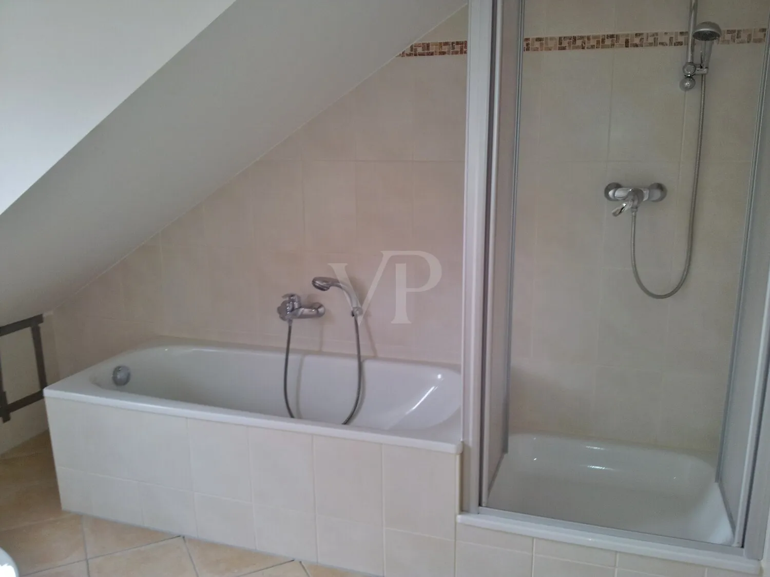 Tageslichtbadezimmer mit Badewanne und Dusche