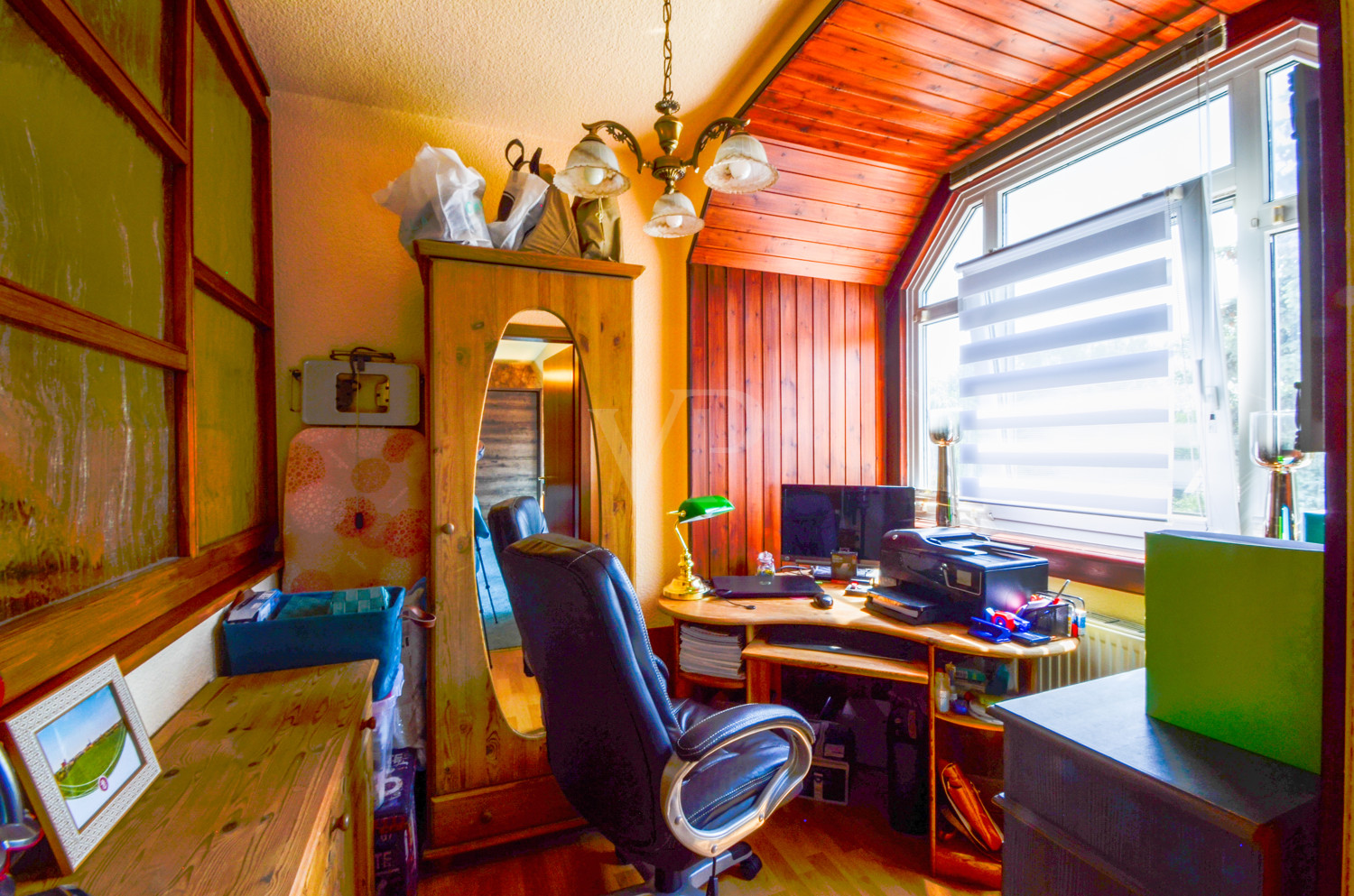 angrenzendes Büro