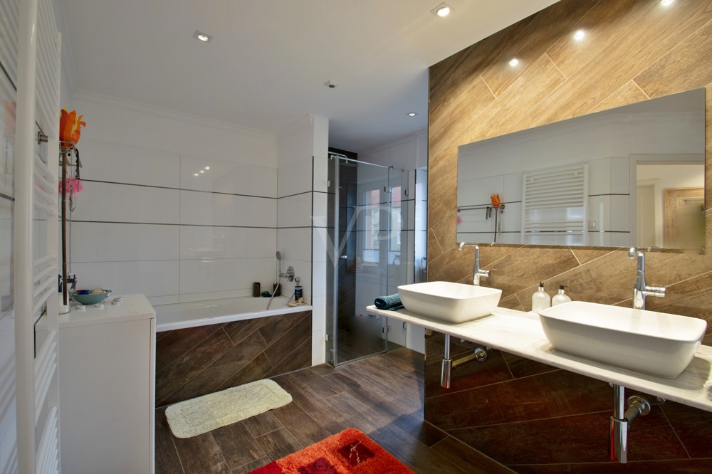 Badezimmer mit Badewanne und Dusche im Obergeschoss