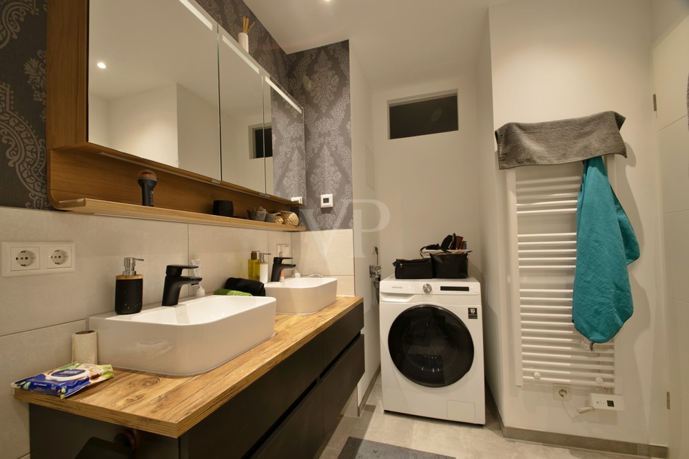 Badezimmer mit Handtuchheizkörper und Waschmaschinenanschluss