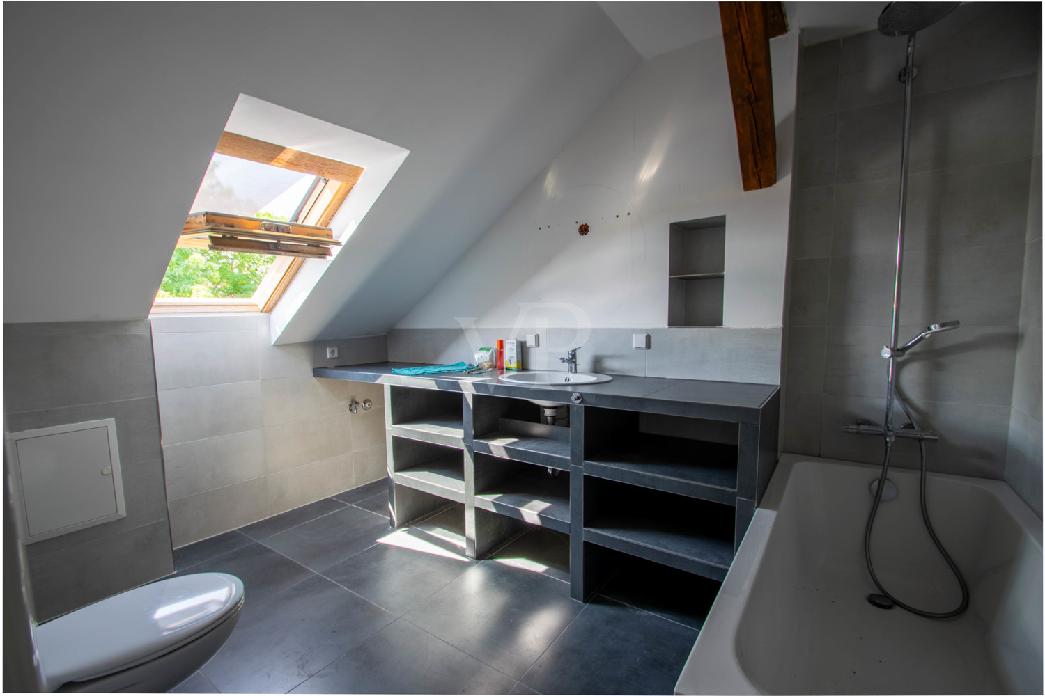 Badezimmer Dachgeschoss mit Badewanne Maisonette