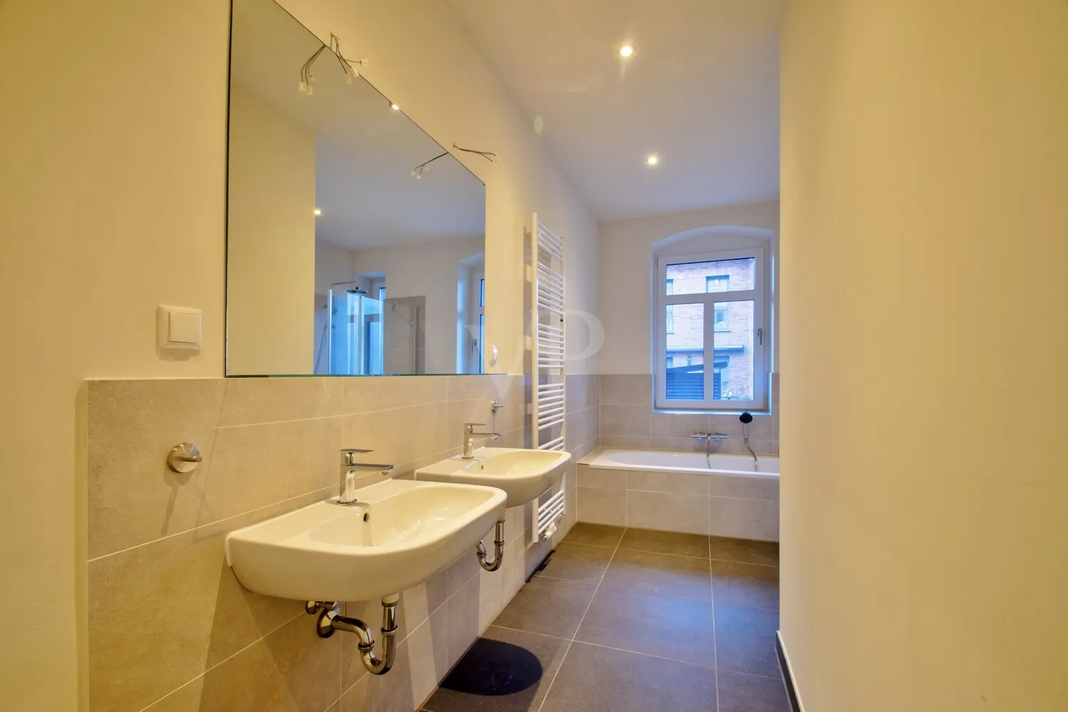 Tageslichtbadezimmer mit Badewanne und Dusche