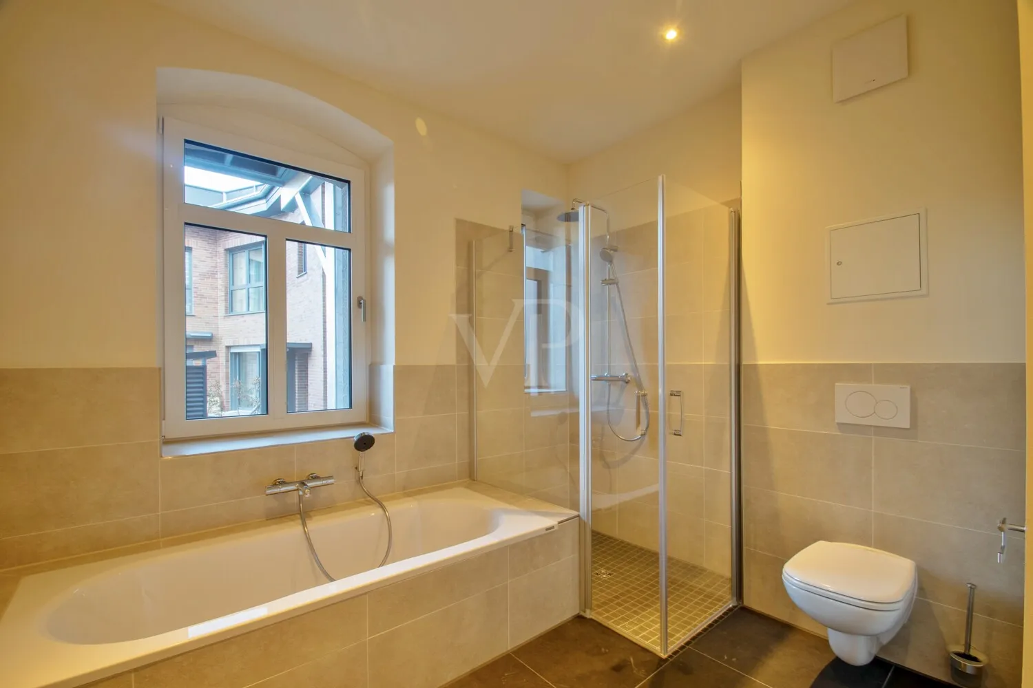 Tageslichtbadezimmer mit Badewanne und Dusche