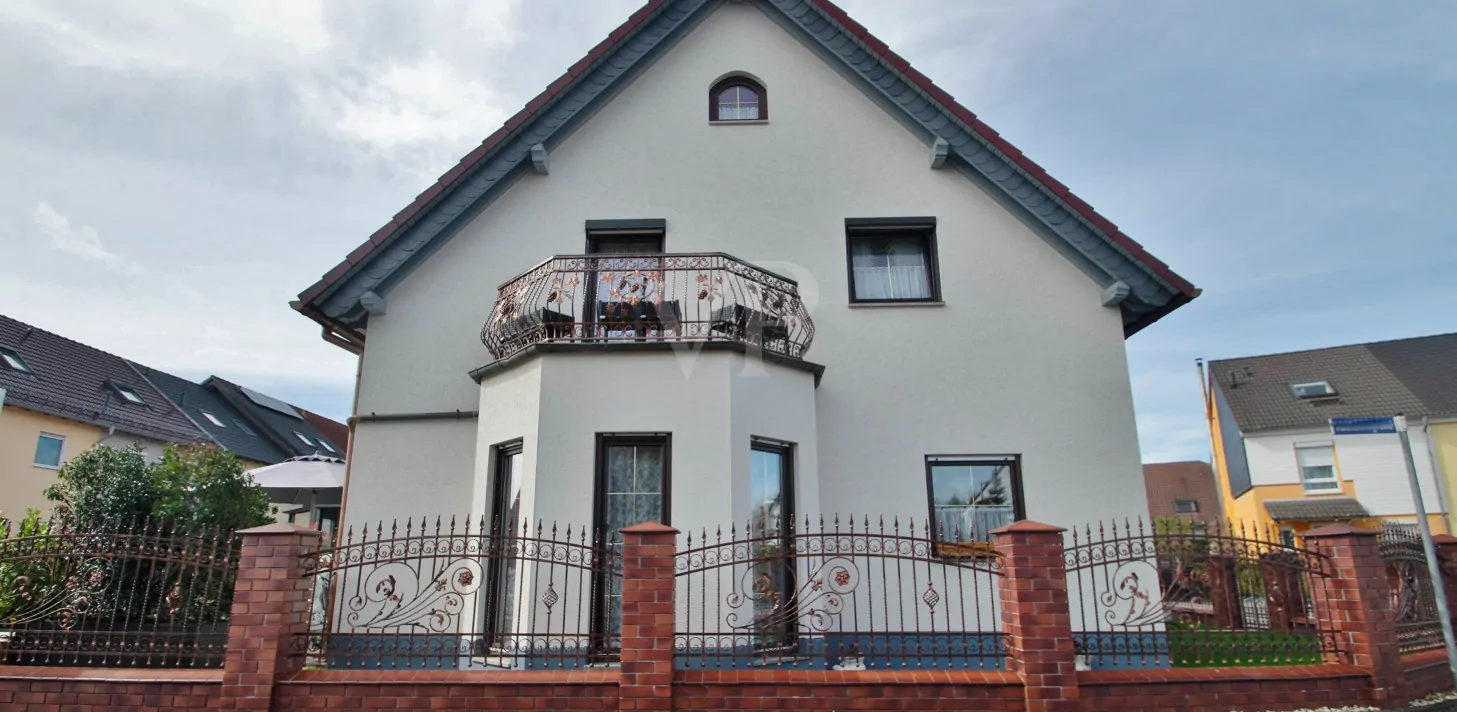 Seitenansicht + Balkon