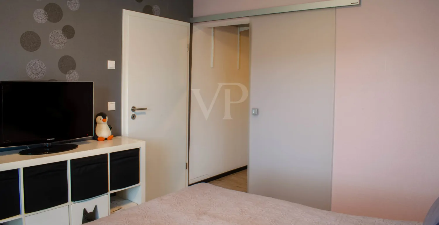 Schlafzimmer mit Zugang Ankleide