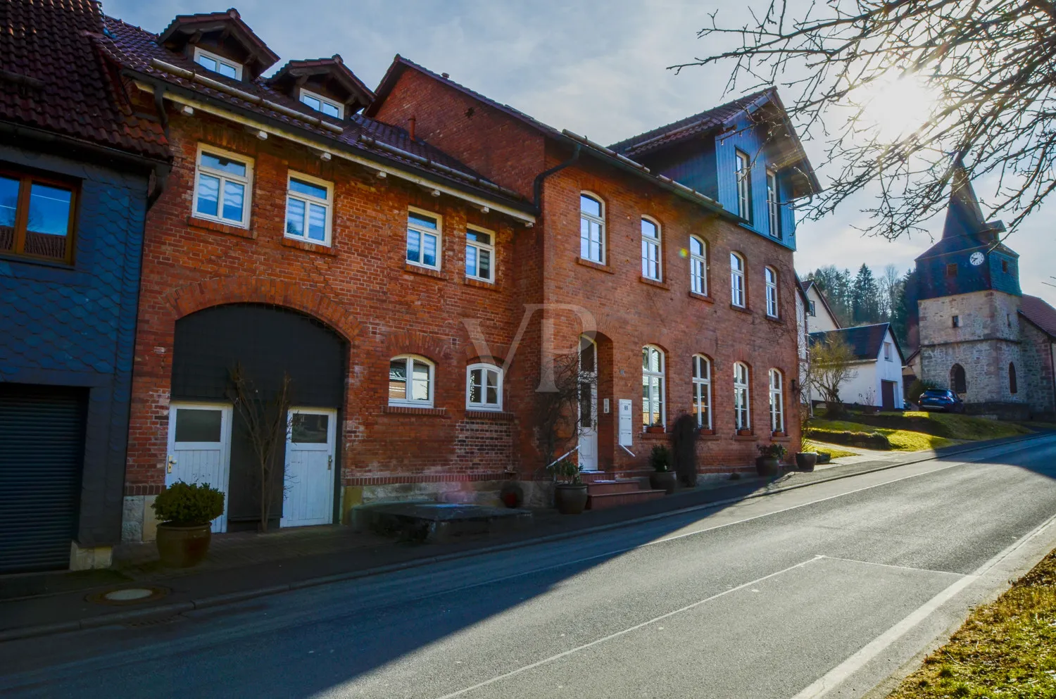 Idyllic multi-generational house with a large plot of land in Altendambach – space for families and visions