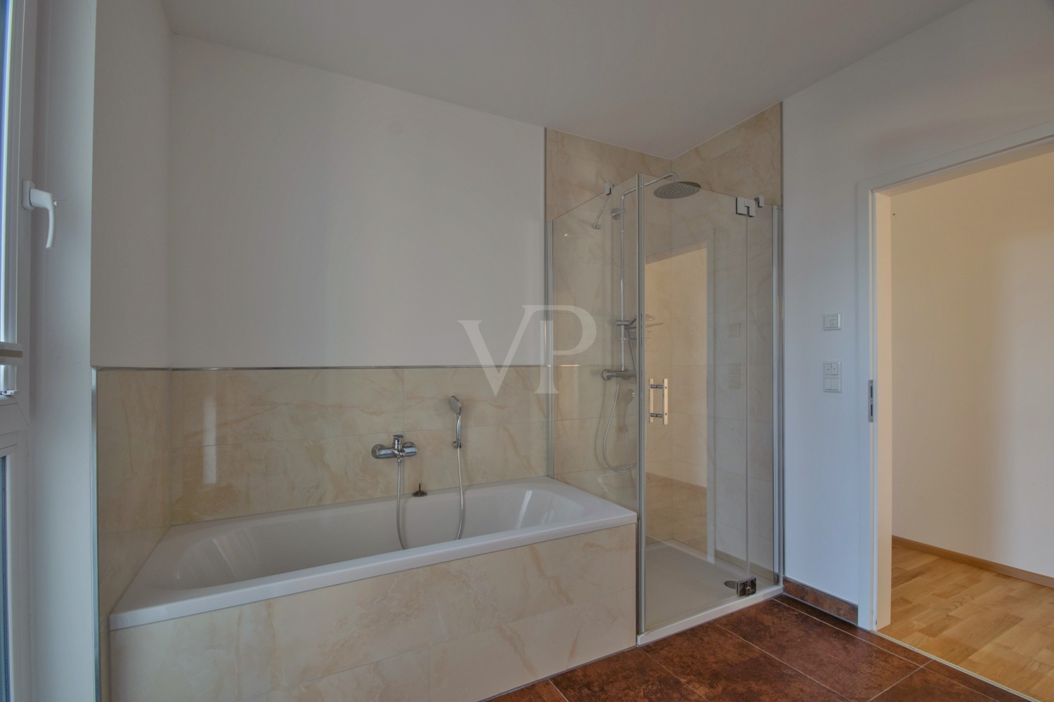 Tageslichtbadezimmer mit Badewanne und Dusche