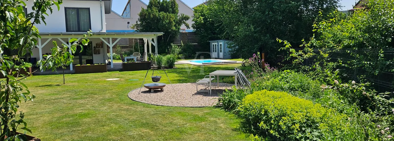 Garten mit Blick auf Pool