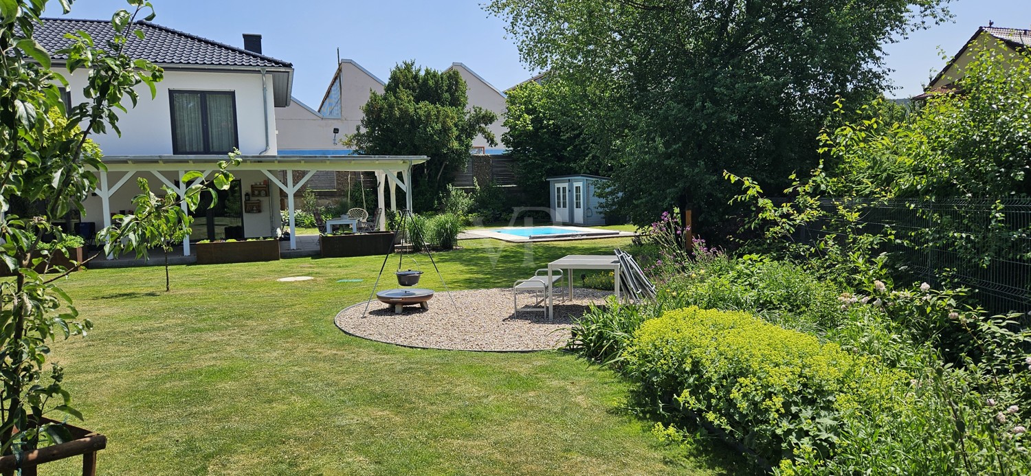 Garten mit Blick auf Pool