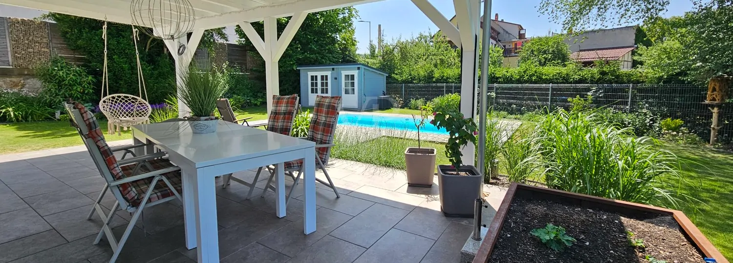 Terrasse mit Blick auf Pool