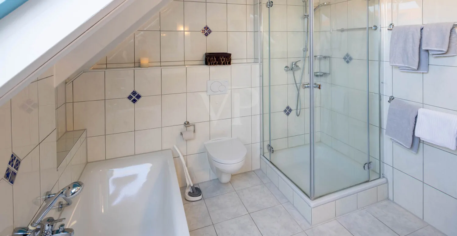 Tageslichtbad mit Wanne & Dusche